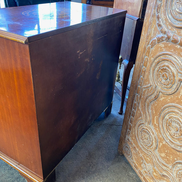 Lot 0550 | Vintage English Chippendale Style Yew Veneer Chest of Drawers