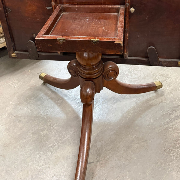English Regency Crossbanded Mahogany Triple-Pedestal Dining Table