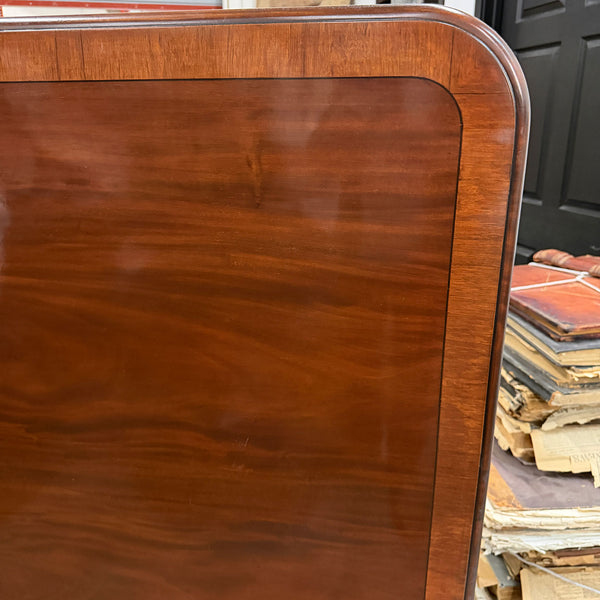 English Regency Crossbanded Mahogany Triple-Pedestal Dining Table