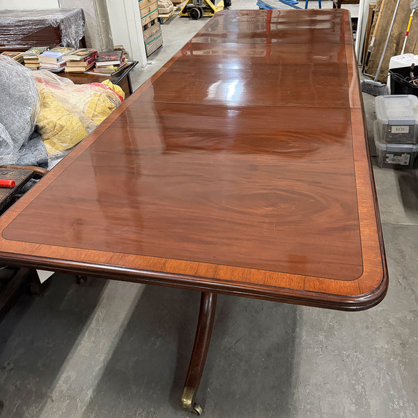 English Regency Crossbanded Mahogany Triple-Pedestal Dining Table