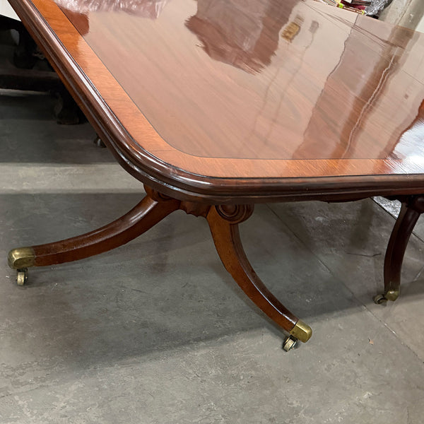 English Regency Crossbanded Mahogany Triple-Pedestal Dining Table