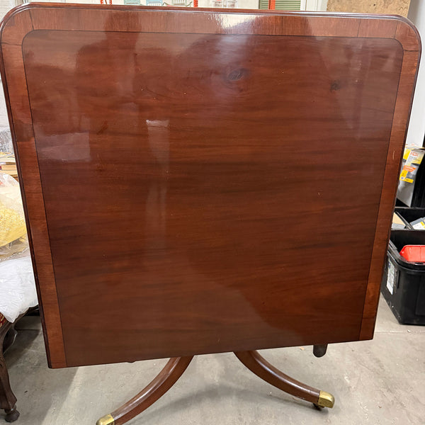 English Regency Crossbanded Mahogany Triple-Pedestal Dining Table
