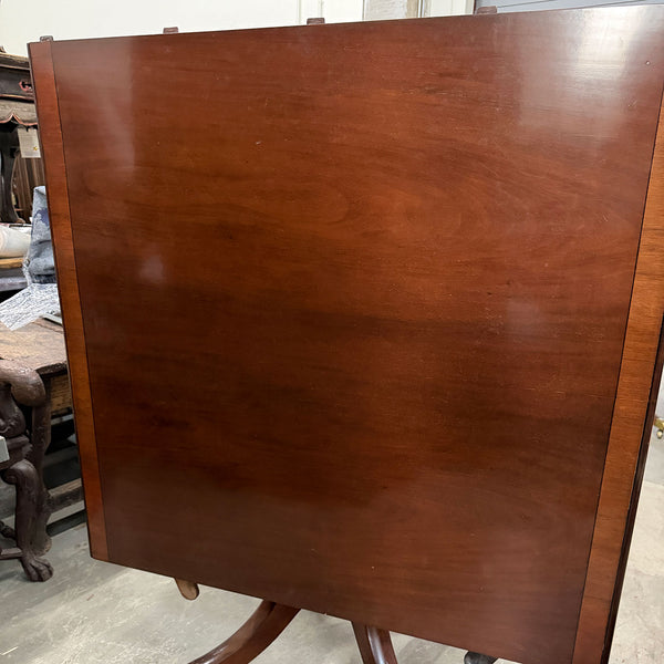 English Regency Crossbanded Mahogany Triple-Pedestal Dining Table