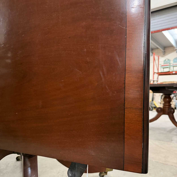 English Regency Crossbanded Mahogany Triple-Pedestal Dining Table