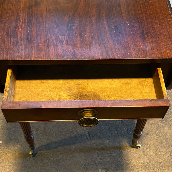 American New England Federal Mahogany Pembroke Drop-Leaf Side Table