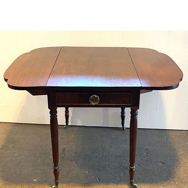 American New England Federal Mahogany Pembroke Drop-Leaf Side Table