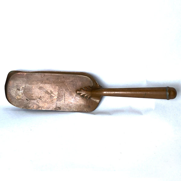 Lot 0408 | English/American Copper/Brass Crumb Scoop, Fisherman Tray, Spatula (3 pieces)