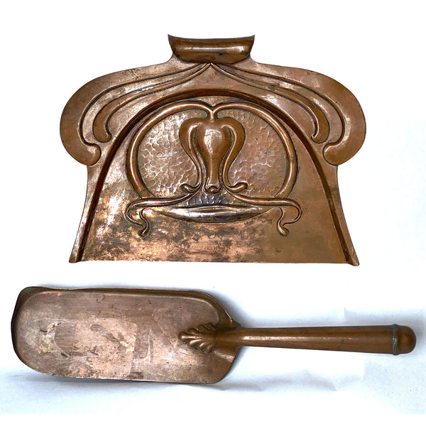 English Arts Nouveau Hammered Copper Table Crumb Tray and Scoop