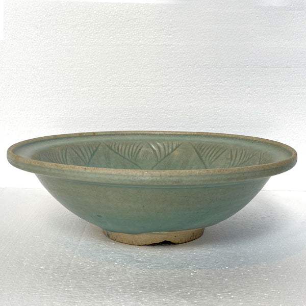 Large Thai Sawankhalok Celadon Stoneware Bowl