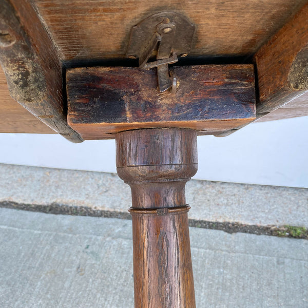 English Queen Anne Style Oak Round Pedestal Tilt-Top Tea Table