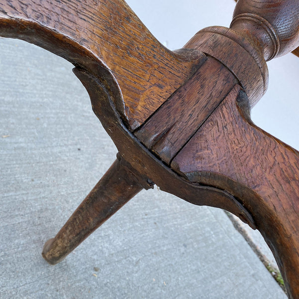 English Queen Anne Style Oak Round Pedestal Tilt-Top Tea Table