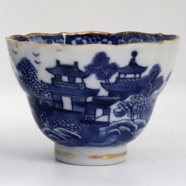 Chinese Export Qianlong Gilt, Blue and White Porcelain Tea Bowl