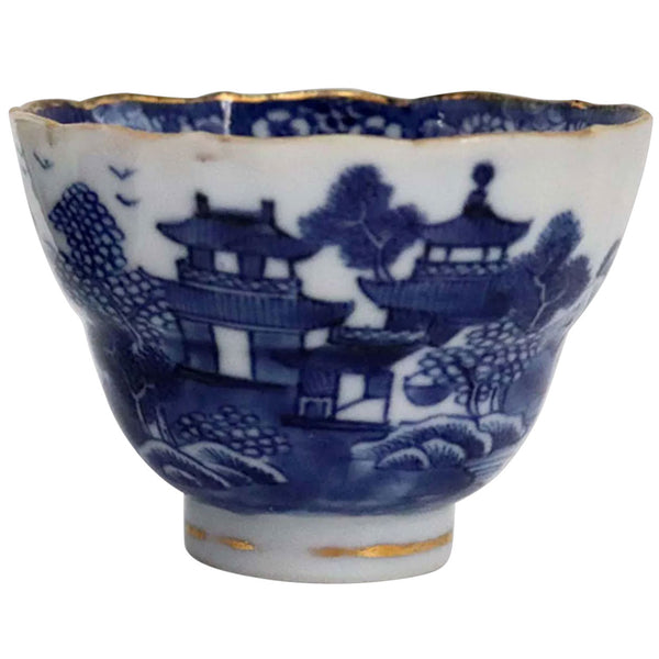 Chinese Export Qianlong Gilt, Blue and White Porcelain Tea Bowl