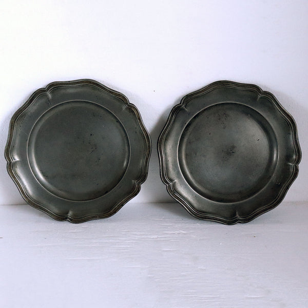 Pair of Dutch Frans de Leeuw Pewter Round Wavy Reeded Edge Plates