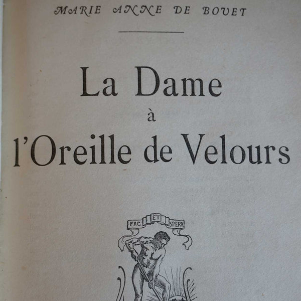 French Book: La Dame a l'Oreille de Velours by Marie-Anne de Bovet